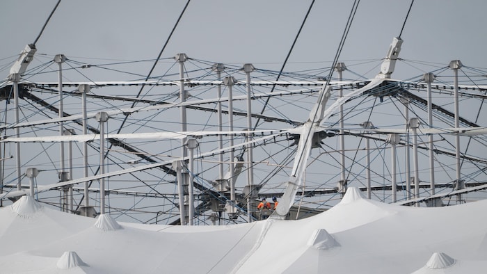 Des ouvriers à l'œuvre au chantier du Stade olympique de Montréal.  