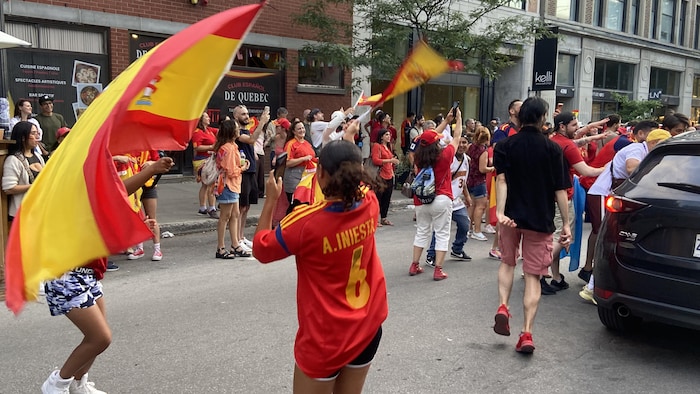 Des partisans espagnols dans la rue.