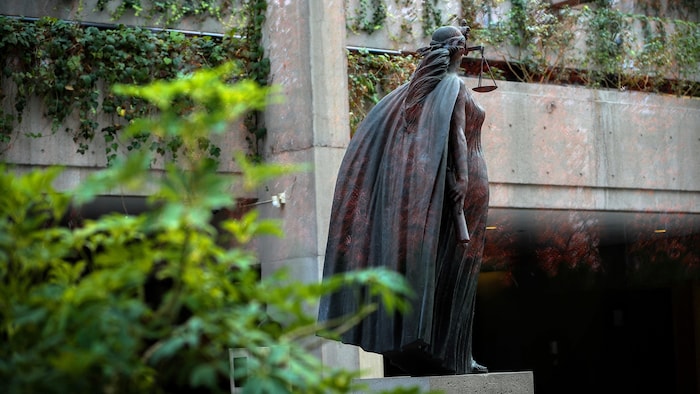 La statue de la justice devant la Cour suprême de la Colombie-Britannique à Vancouver.