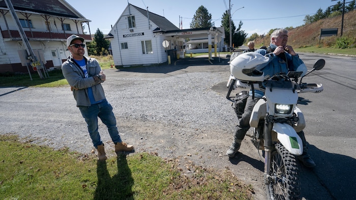 Rencontre entre Guillaume Leblanc et Richard Boulet sur sa moto.
