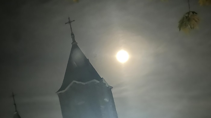 La nuit et le brouillard tombent sur l’église de Pohénégamook.