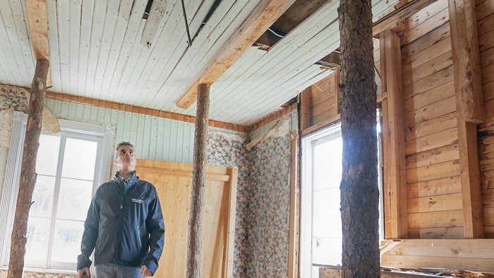 François Lavoie, directeur général de Val-Jalbert dans une des maisons à rénover.