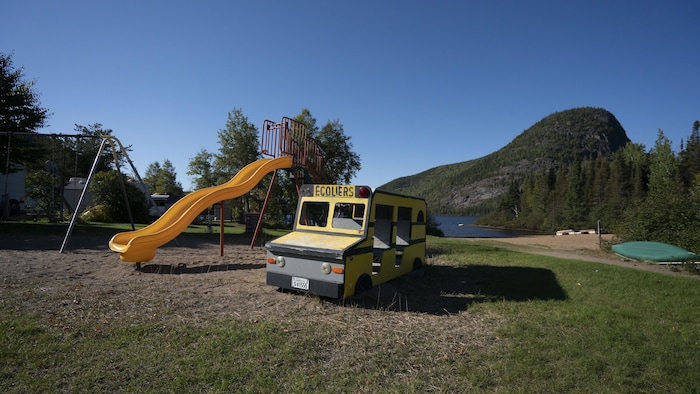 Le camping du Petit lac Ha! Ha!, à proximité du « Trou-de-la-Vieille ».