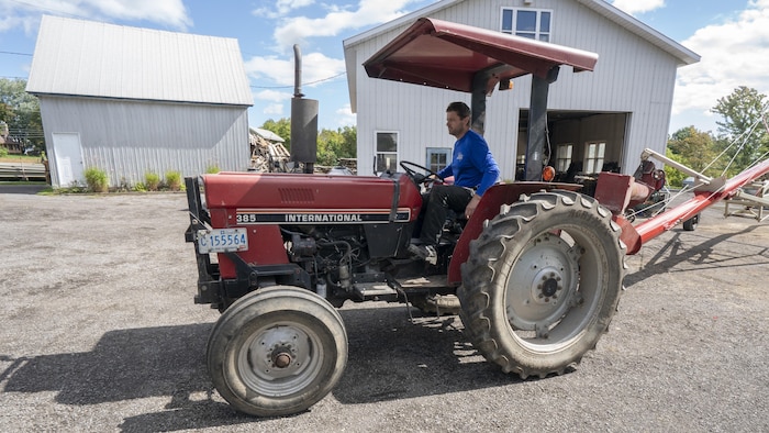 Demsey quitte l’entrevue pour aller travailler à la ferme.