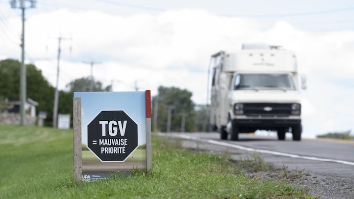 Les opposants au TGV s'affichent dans la région.