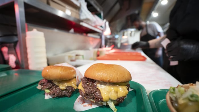  Des burgers qui sortent tout juste de la cuisine.