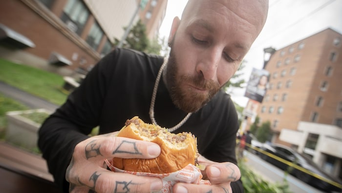  Marco Bergevin savoure son Smashburger.