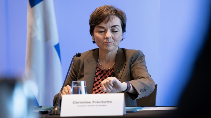 Christine Fréchette regardant sa montre.
