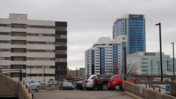 Des immeubles de bureaux au centre-ville de Sainte-Foy par temps gris, au printemps.