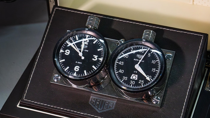 Deux chronomètres dans une boîte.