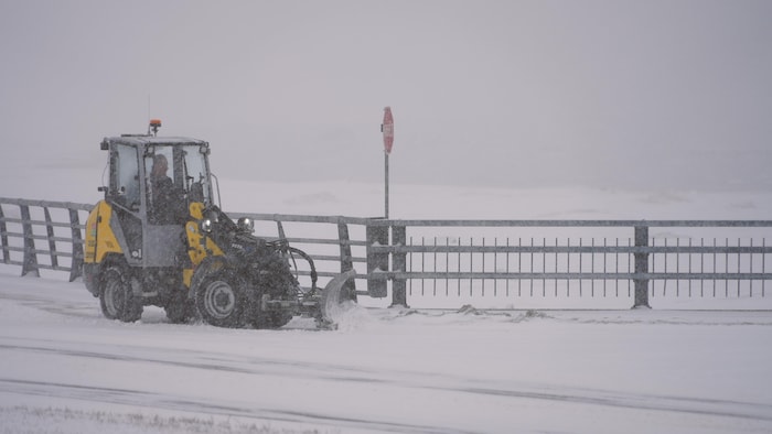 Une déneigeuse.