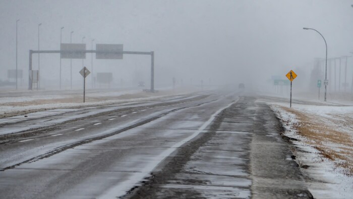 Une autoroute en bordure de Regina, en Saskatchewan, lors d'une tempête de neige en avril 2023.