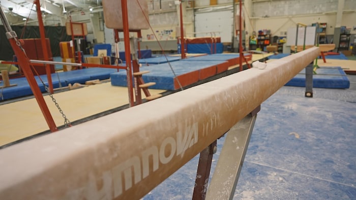 Une photo d'une poutre de gymnastique au travers des installations de Rikigym.