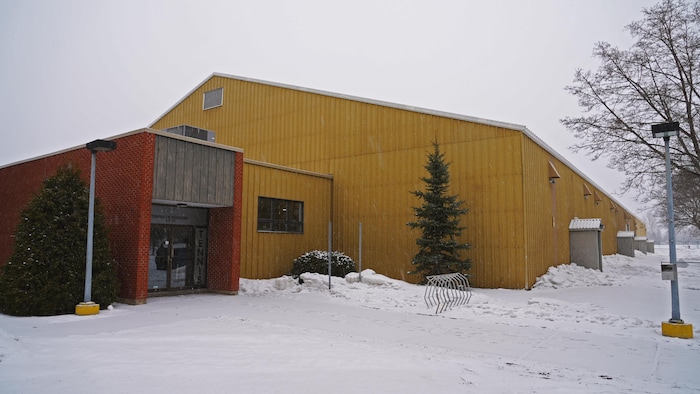 Une photo de l'extérieur du centre des Tennis de Rimouski.