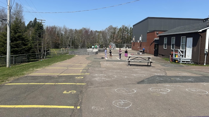 Une cours asphaltée le long d'une école.
