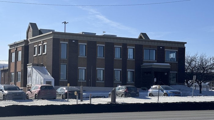 Un bâtiment du centre de gestion des équipements roulants situé sur le boulevard Pierre-Bertrand, à Québec, en hiver.