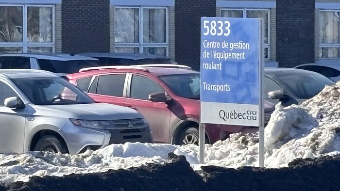 Un bâtiment du centre de gestion des équipements roulants situé sur le boulevard Pierre-Bertrand, à Québec, en hiver.