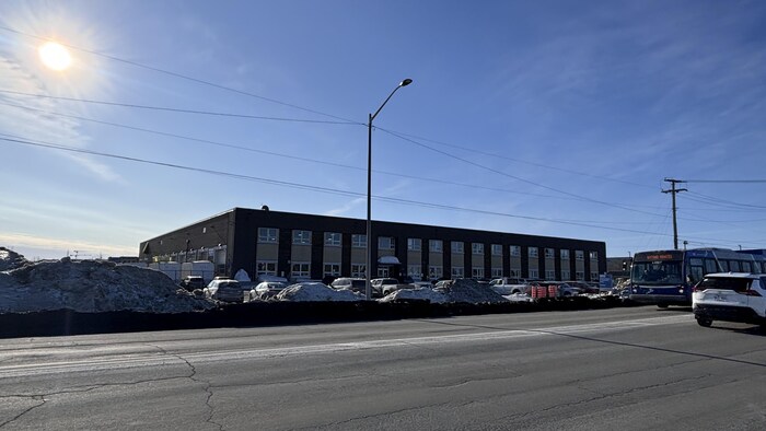 Un bâtiment du centre de gestion des équipements roulants situé sur le boulevard Pierre-Bertrand, à Québec, en hiver.
