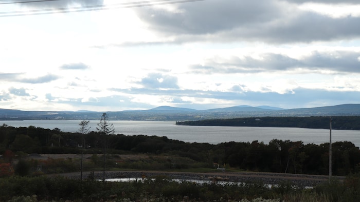 Paysage d'un fleuve et de ses rives.