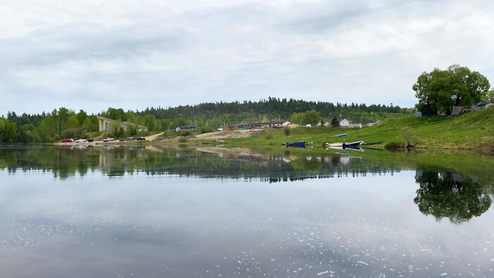 Un point d'eau et les maisons du village qui sont au bord.