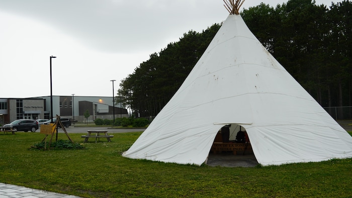 Un grand tipi blanc à côté de l'école secondaire Paul-Hubert.