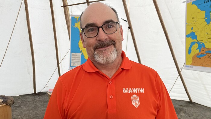 Rémi Lavoie à l'intérieur du tipi.
