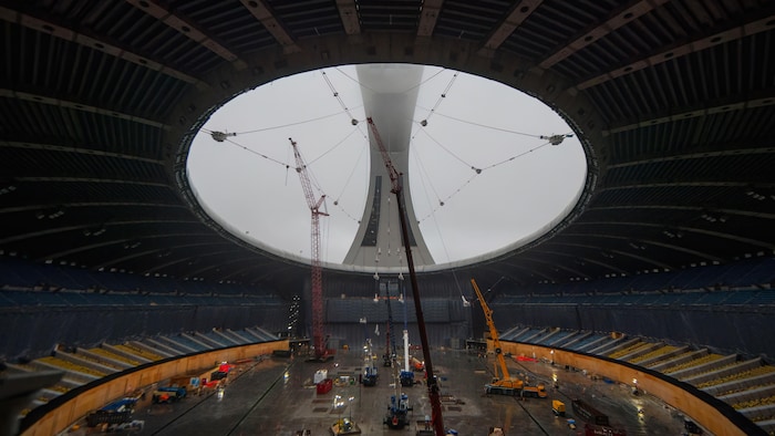 Chantier du toit du Stade olympique; on voit la tour à l'extérieur.