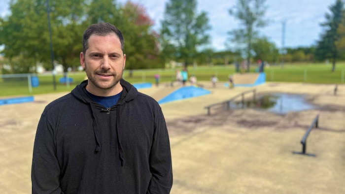 Marc-Antoine Denis dans un skatepark.