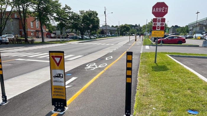 Une affiche signale aux cyclistes que la priorité est donnée aux ambulances.