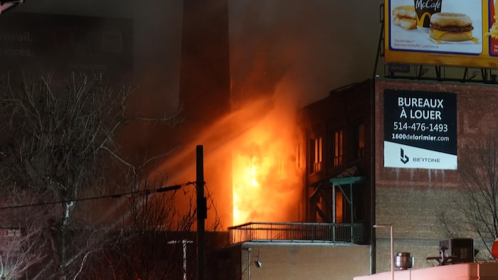 Du feu dans un bâtiment. 