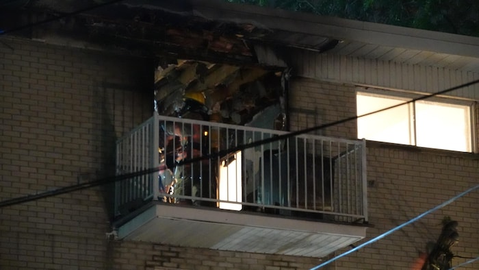 Un balcon lourdement endommagé par l'incendie.