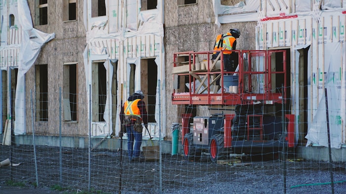 Menace de grève dans la construction résidentielle : l’APCHQ soumet une « dernière offre »