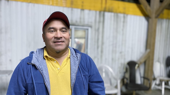 Un travailleur agricole mexicain, Mauro Nava, sourit à la caméra, dans une ferme à Langley, Colombie-Britannique. 