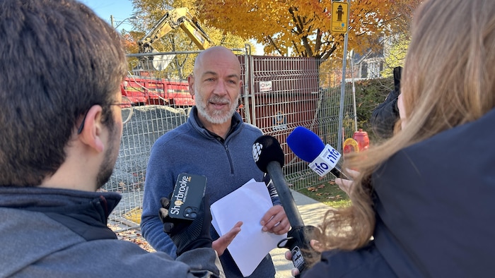L'agent de liaison aux travaux routiers à la Ville de Sherbrooke, David Bombardier, en point de presse sur l'état des chantiers, vendredi matin.