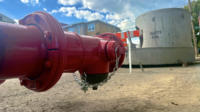 Un tuyau d'eau près d'une structure de béton.