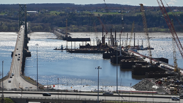 Le nouveau pont de l'île d'Orléans en construction.