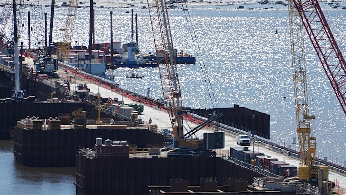 Le chantier du pont de l'île d'Orléans.