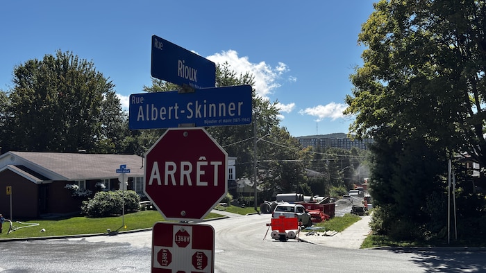 Un panneau arrêt à l'intersection des rues Rioux et Albert-Skinner.