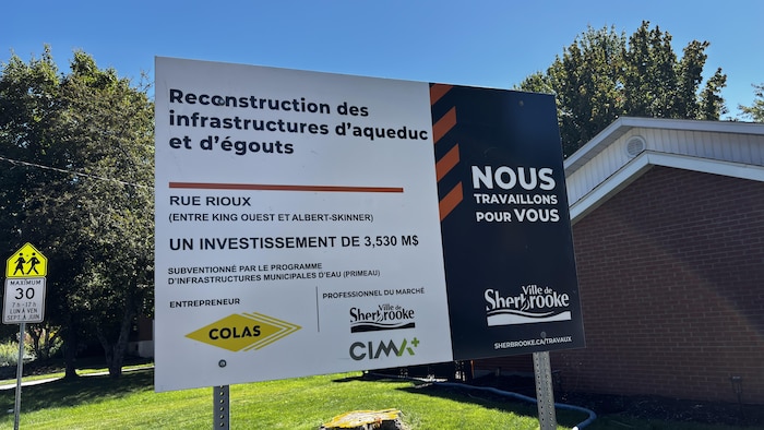 Une pancarte avec des détails sur les travaux.