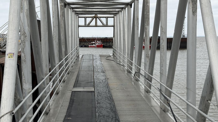 La passerelle qui permet aux voitures d'embarquer sur le traversier qui relie Rimouski et Forestville. 