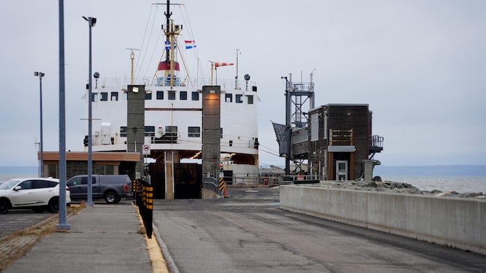 Le Trans Saint-Laurent, au quai de Rivière-du-Loup.