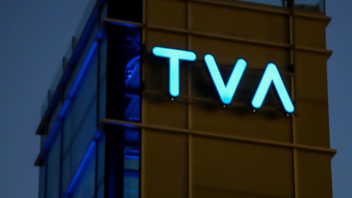 Le logo de TVA sur un édifice.