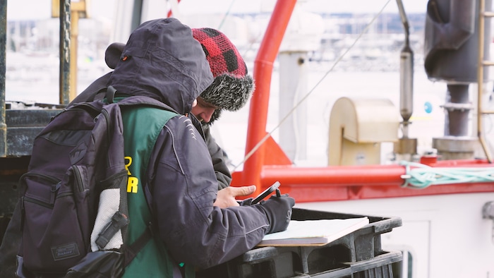 Un observateur en mer qui prend des notes.