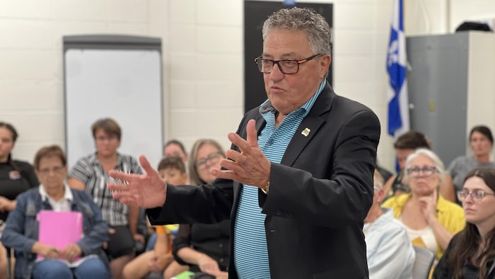 L'homme politique s'adresse au conseil d'administration durant la réunion.