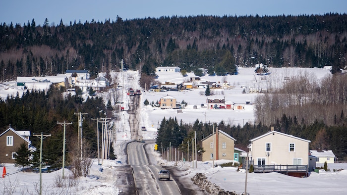 Un rang en hiver. La maison en cendres au loin.