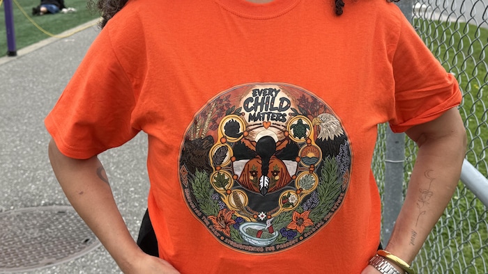 Le t-shirt officiel de la Journée nationale de la vérité et de la réconciliation organisée par l'Université Bishop's.