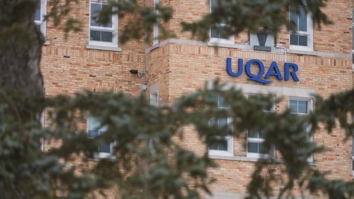 Une photo de la façade de l'UQAR.