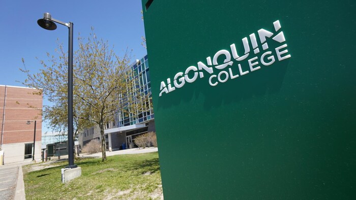 Affiche avec le nom du collège.