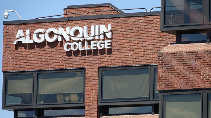 La devanture du Collège Algonquin.
