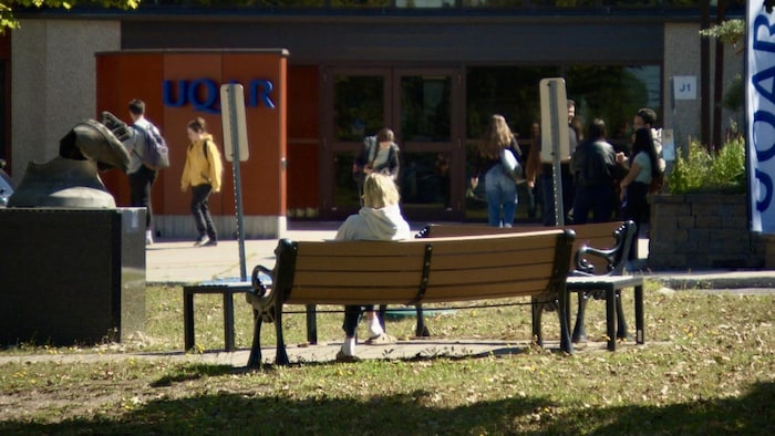 Des étudiantes à la rentrée de l'UQAR, en septembre 2026.